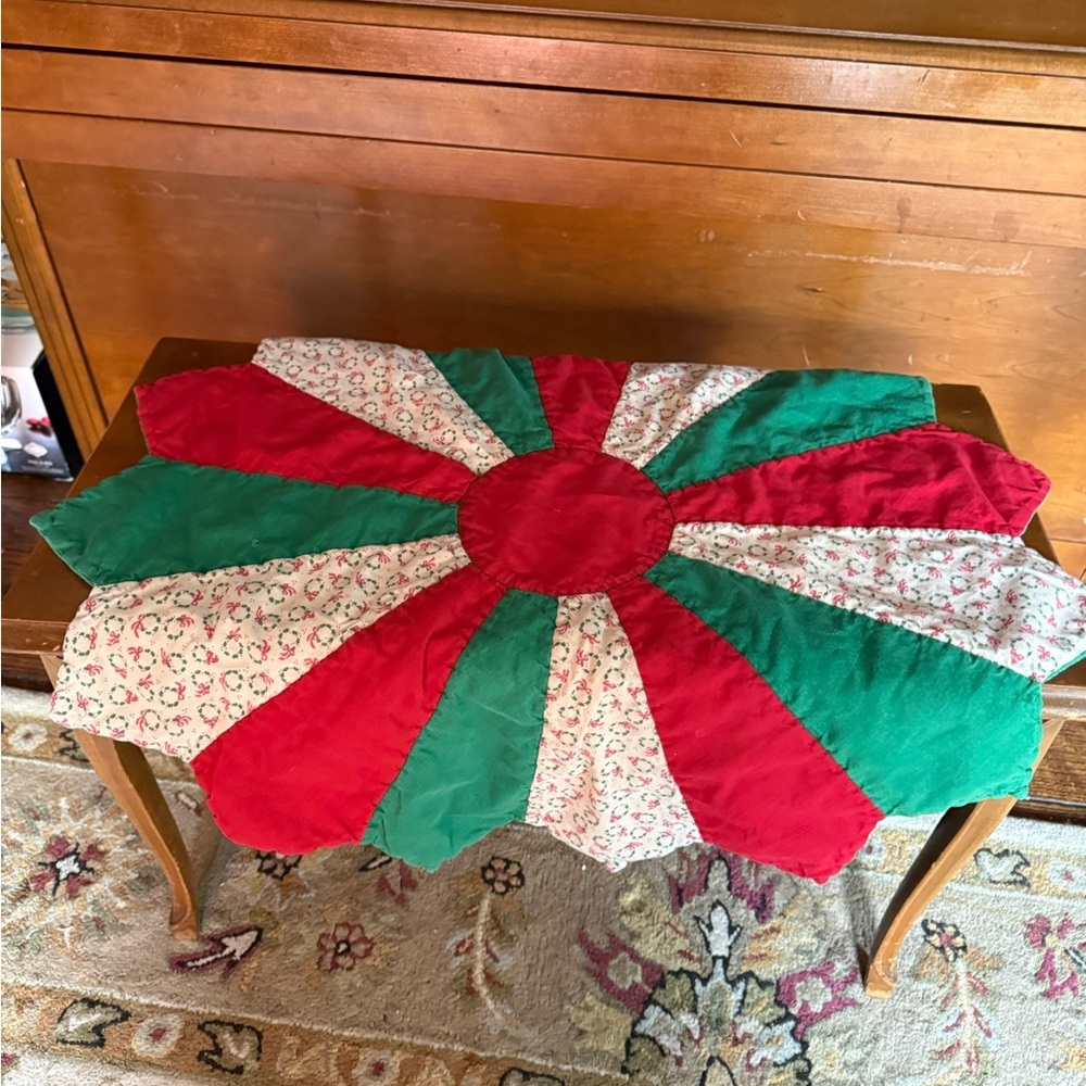 Handmade Vintage 1986 31” Christmas Tree Skirt Festive Red and Green Holiday - Picture 4 of 5